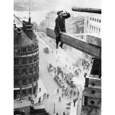Пазл Рабочий пьющий чай на краю доски, Лондон 1910г. размеры до 60×90см, 1536эл.