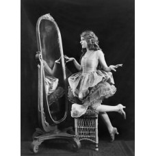 Пазл Мэри Пикфорд смотрящаяся в зеркало.1920г. размеры до 60×90см, 1536эл.