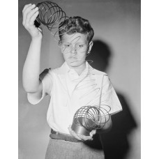 Пазл Мальчик играющий с игрушкой<Слинки>,1946г. размеры до 60×90см, 1536эл.