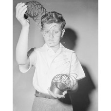Пазл Мальчик играющий с игрушкой<Слинки>,1946г размеры до 60×90см, 1536эл.