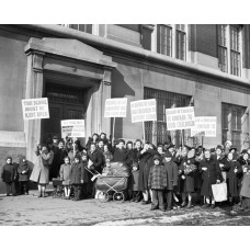 Пазл Протест на закрытие муниципальной школы,Нью-Йорк,1945г. размеры до 60×90см, 1536эл.